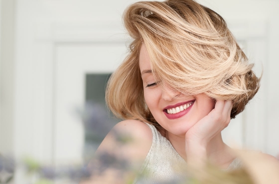 Cheveux blonds : tous nos conseils sur leur entretien