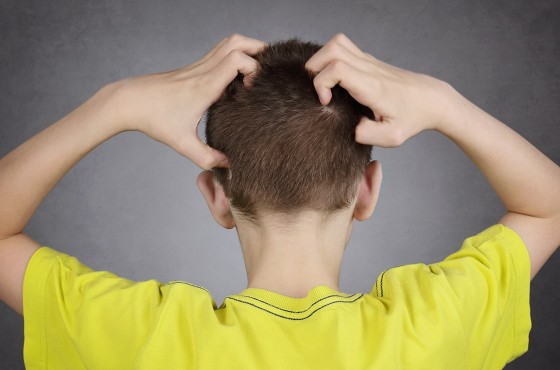 Comment savoir si on a des poux dans les cheveux : guide complet pour les identifier et agir