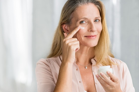 Crème anti-âge et anti-rides : quelles différences ?