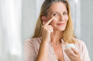 Crème anti-âge et anti-rides : quelles différences ?