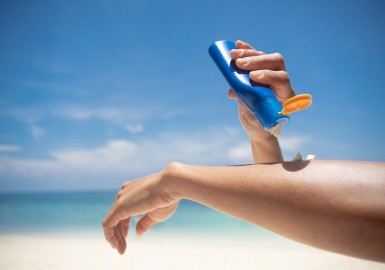 Crème solaire périmée : les risques à connaître et les alternatives possibles