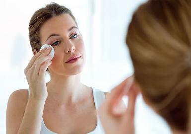 Démaquillage : une routine beauté trop souvent délaissée