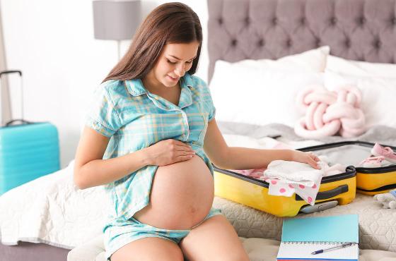 Future maman : que mettre dans sa valise pour la maternité ?