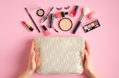 Kit beauté minimaliste : que mettre dans votre bagage à main ?