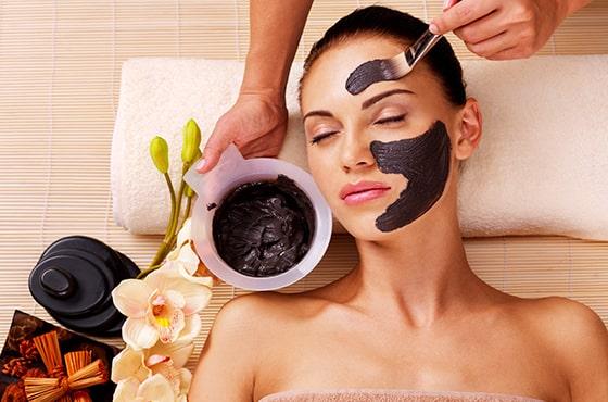 Le peeling visage : quels sont ses bienfaits et comment le pratiquer ?