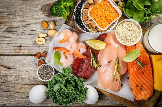 Perte de poids : que choisir entre une diète hyperprotéinée et hypocalorique ?