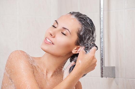 Les cheveux : comment bien les laver ?