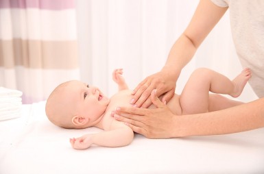 Aceite de masaje para tu bebé: ¿Para qué sirve? y ¿cómo usarlo?