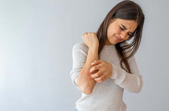 Bouton allergie lessive : comprendre les réactions cutanées et les solutions adaptées