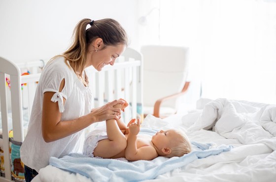 Changer bébé : 4 indispensables à avoir chez soi