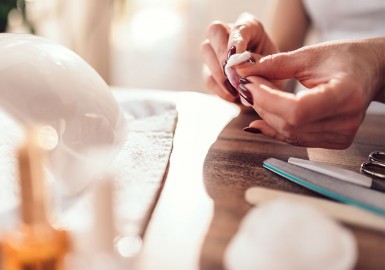 Comment enlever facilement son vernis semi-permanent à la maison : guide complet