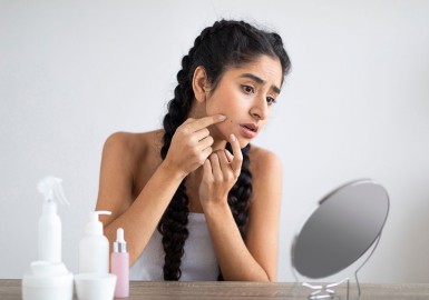 Comment faire disparaître un bouton efficacement : solutions et astuces naturelles