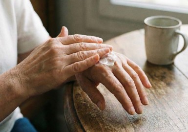 Crème anti tache main : solutions efficaces pour des mains sans taches