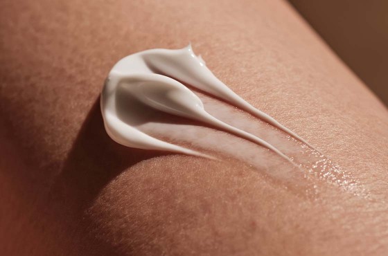 Crème émolliente : le soin essentiel pour les peaux sensibles et atopiques