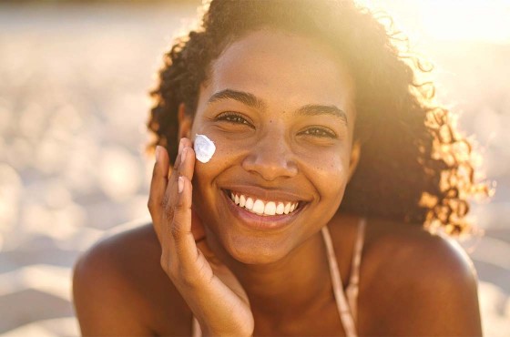 Crème solaire peau grasse : les meilleures solutions pour une protection mate et efficace