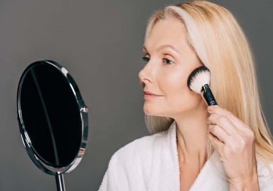 Fond de teint pour peau mature : le guide complet pour un teint rayonnant après 50 ans