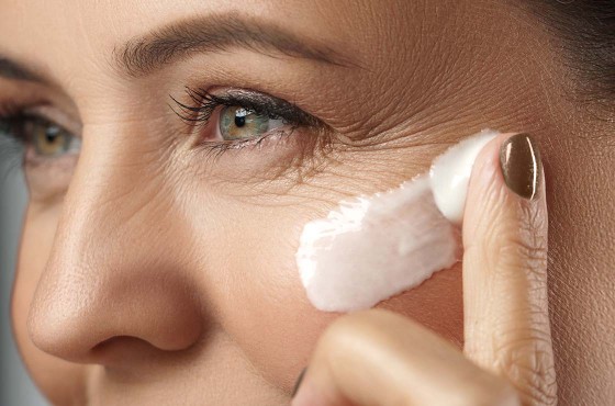 Guide expert pour choisir sa crème raffermissante visage : efficacité et résultats