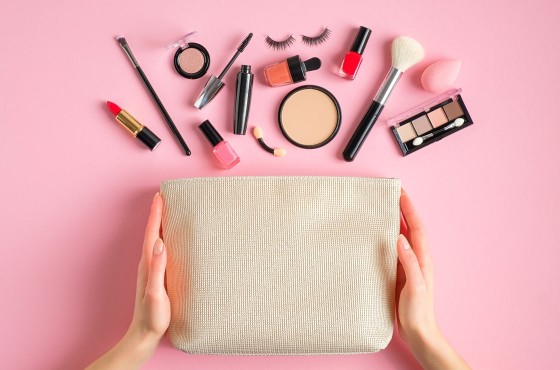 Kit beauté minimaliste : que mettre dans votre bagage à main ?