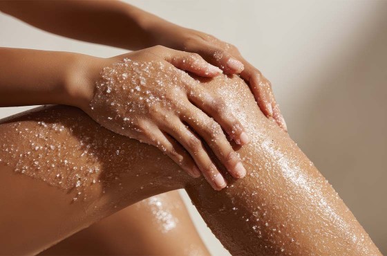 Les secrets pour exfolier la peau efficacement et révéler une peau lumineuse