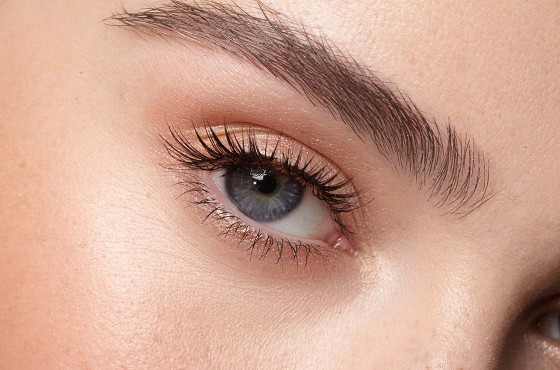 Maquillage pour des yeux bleus : guide express pour sublimer votre regard