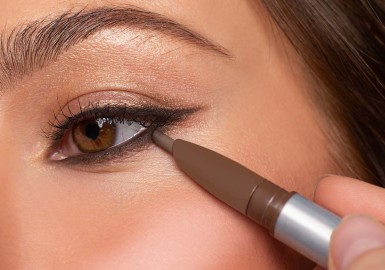 Maquillage yeux marrons : le guide ultime pour un regard captivant