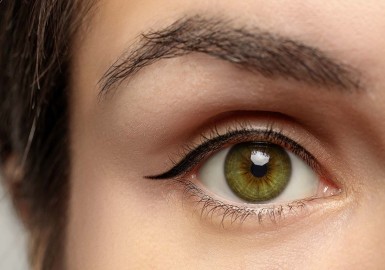 Maquillage yeux verts : couleurs, produits et conseils clés