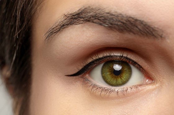 Maquillage yeux verts : couleurs, produits et conseils clés