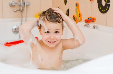 Quel bain moussant, shampoing ou gel douche choisir pour votre enfant ?