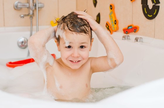Quel bain moussant, shampoing ou gel douche choisir pour votre enfant ?