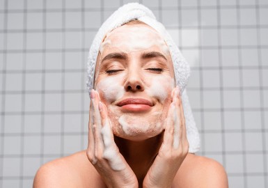Routine soin visage : les étapes essentielles pour une peau naturellement éclatante