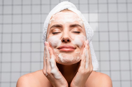 Routine soin visage : les étapes essentielles pour une peau naturellement éclatante