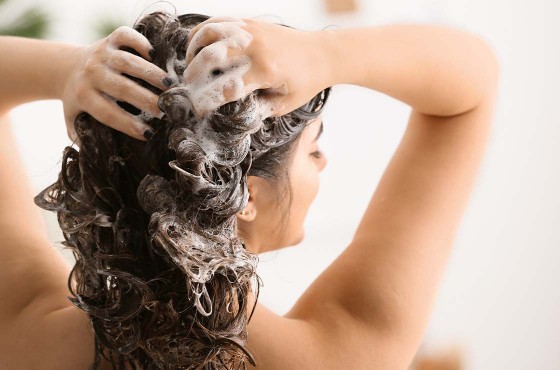 Shampoing pour cheveux gras : les meilleures solutions purifiantes pour un cuir chevelu sain