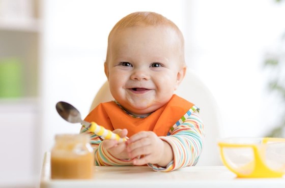 Tout sur l’alimentation des bébés selon leur âge