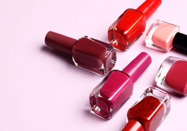 Vernis semi permanent : choisissez parmi de nombreuses couleurs et profitez de conseils d’application pour une manucure parfaite