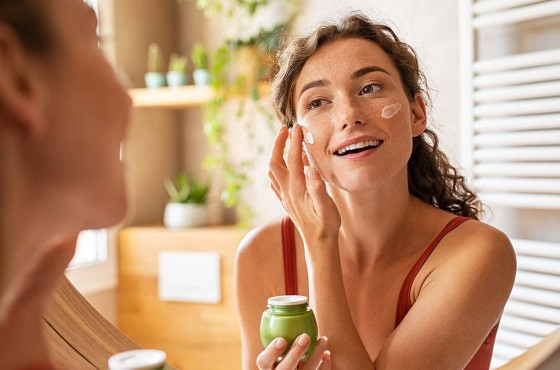 Visage peau sèche : comprendre les causes et découvrir les solutions efficaces