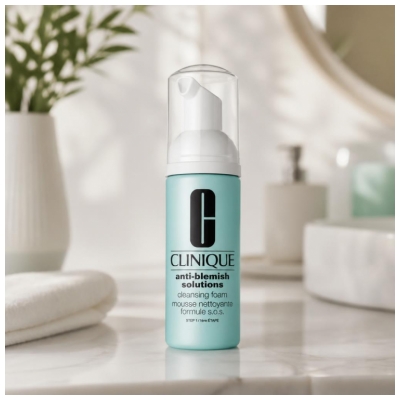 Spuma de Curățare Clinique Anti-Blemish Solutions Formulă S.O.S Toate Tipurile de Ten 125 ml
