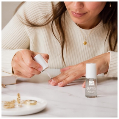 Eye Care Aizsargbāze Jutīgai ādai un nagiem 8 ml