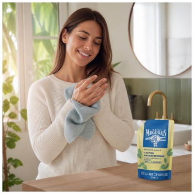Gel de spălat pe mâini Le Petit Marseillais Acțiune Antibacteriană Eco-Reîncărcare 250 ml