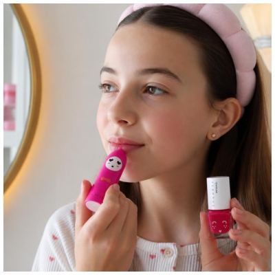 Inuwet Mini Geschenkset Lippenbalsem 3,5 g Kers + Water Geparfumeerde Nagellak 5 ml Aardbei