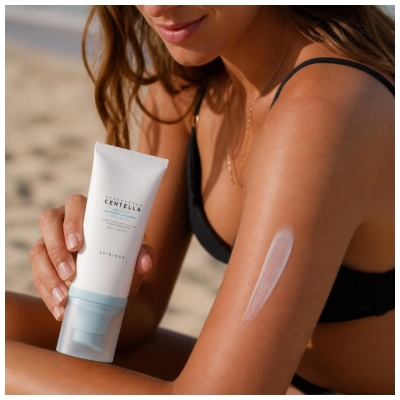 Skin1004 Madagascar Centella Hyalu-Cica Aurinkoseerumi SPF50+ 50 ml
