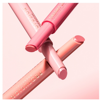 Luciu de buze de volumizare Profusion Cosmetics Dreamy Lip Plump 1,5 g - Tentă: Cozy Nude